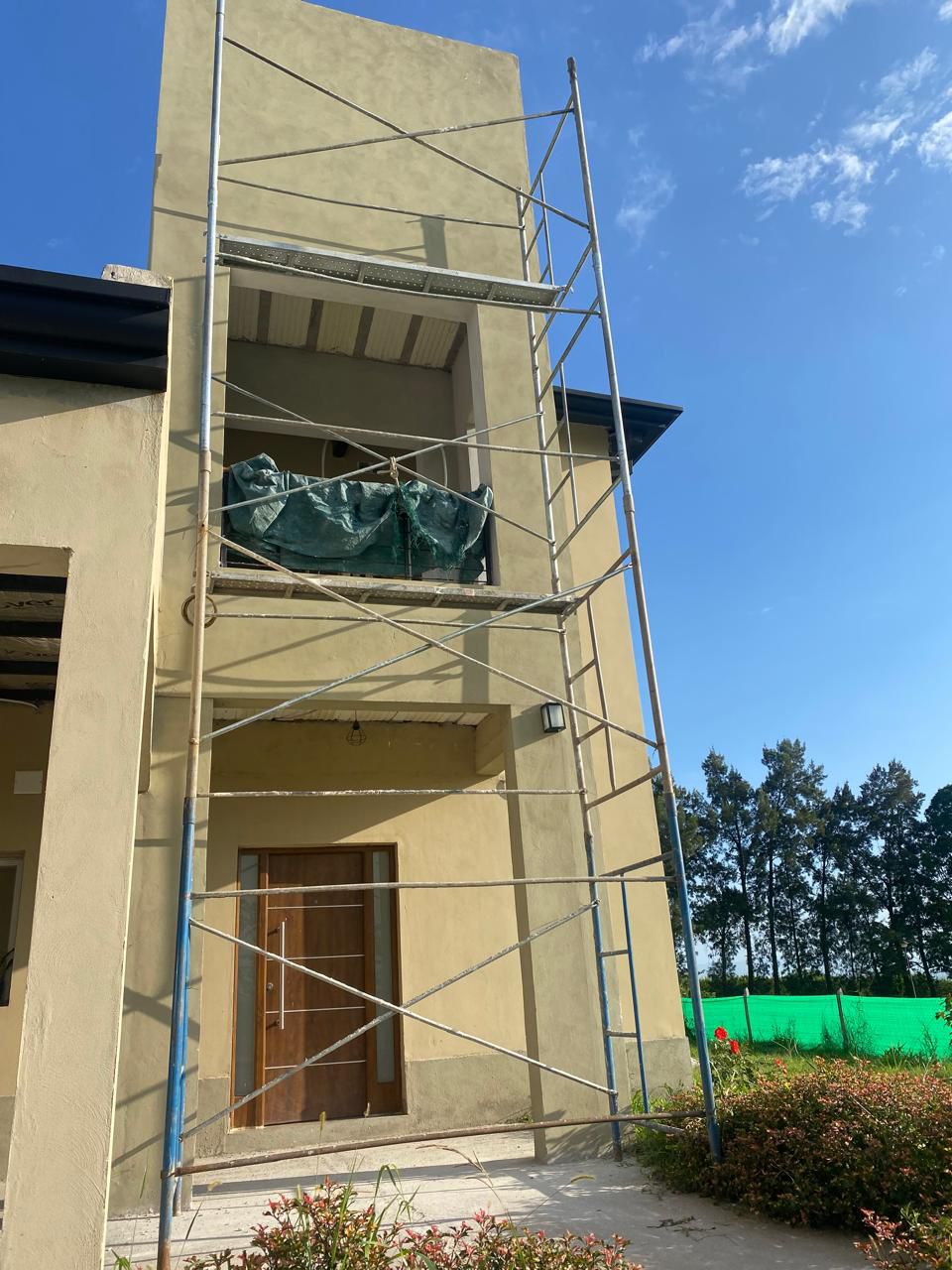 Andamio de aluminio en obra residencial en Tucumán