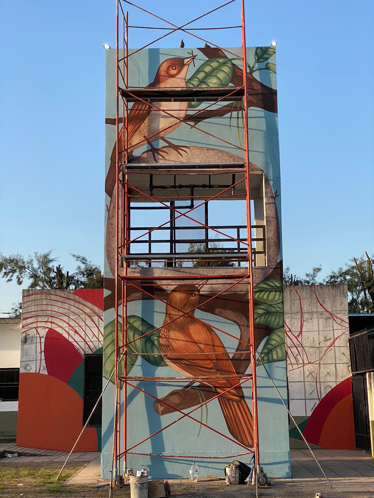 Andamio en torre con mural artístico