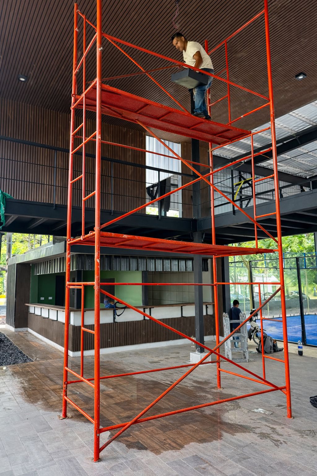 Alquiler de andamios tubulares en obra comercial en Tucumán