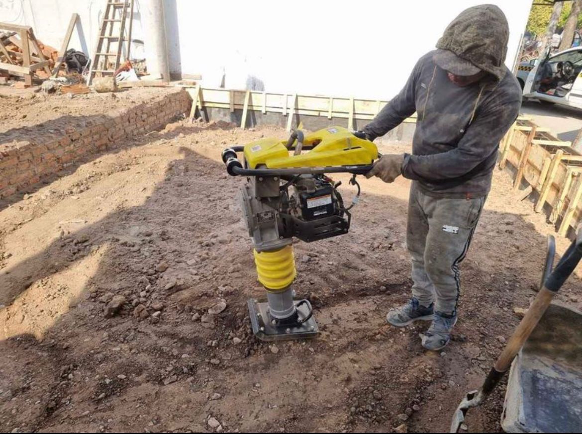 Compactador pata de cabra en obra en Tucumán