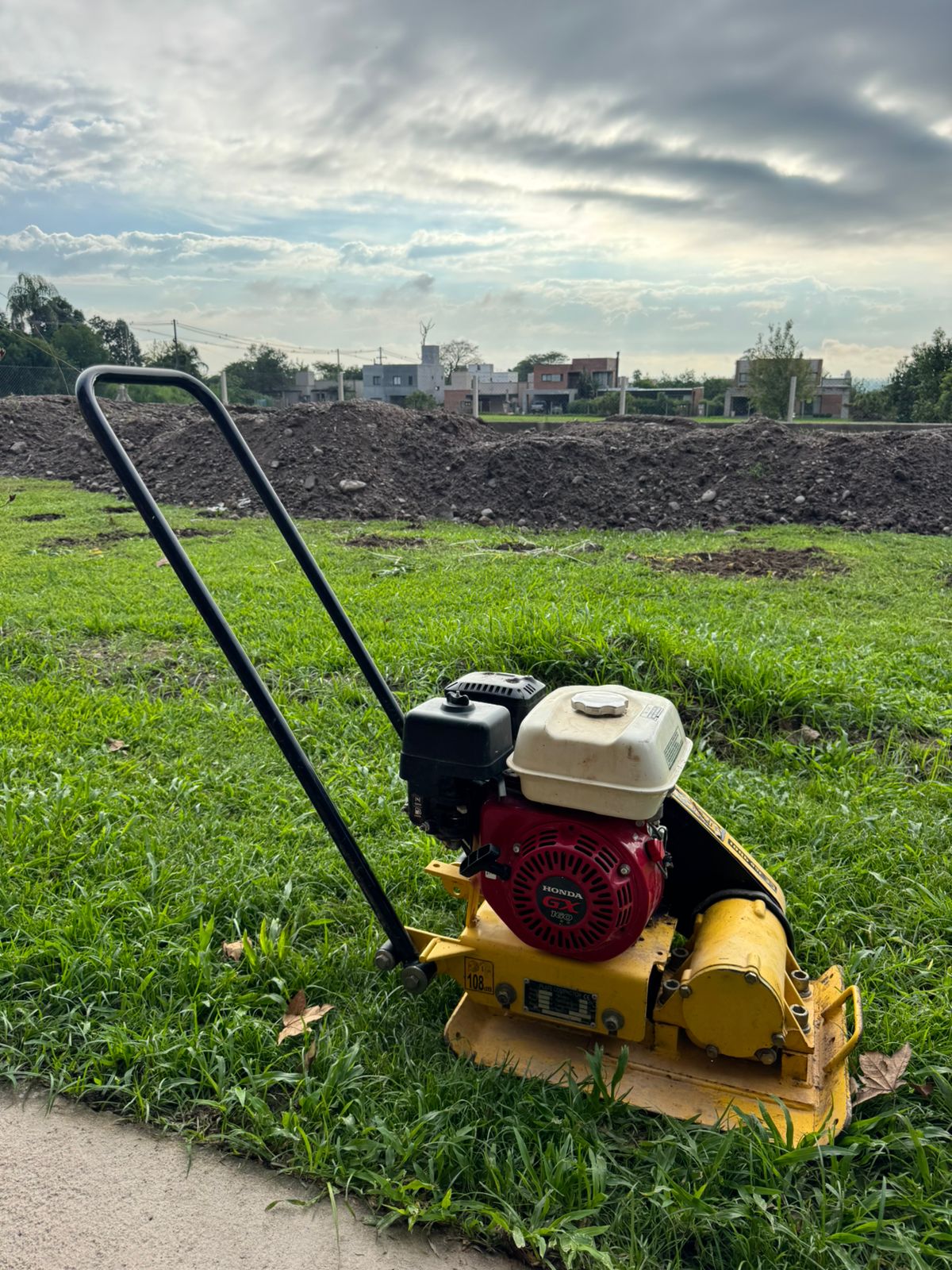 Alquiler de compactadora de placa en Tucumán