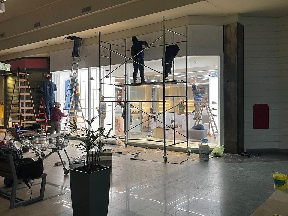 Equipo de trabajo en obra de mantenimiento comercial